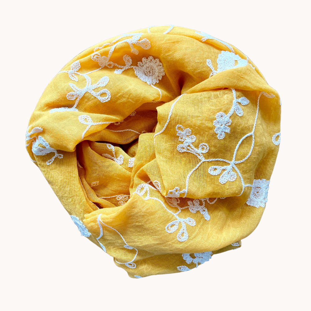 Schal gelb mit weißer Stickerei